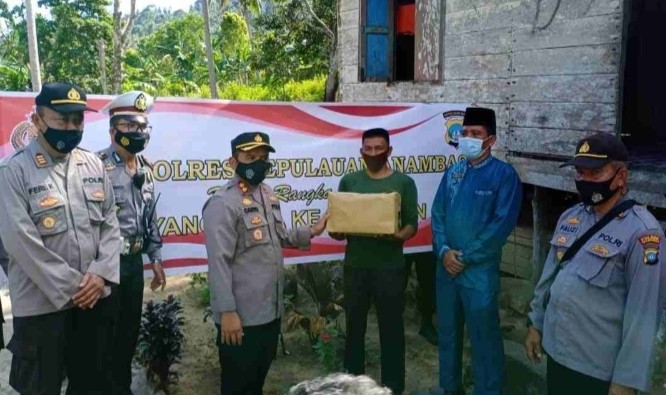 Kapolres Anambas Sambangi TBM Anak Bangsa, Berikan Bantuan Laptop dan Sembako di Dusun II