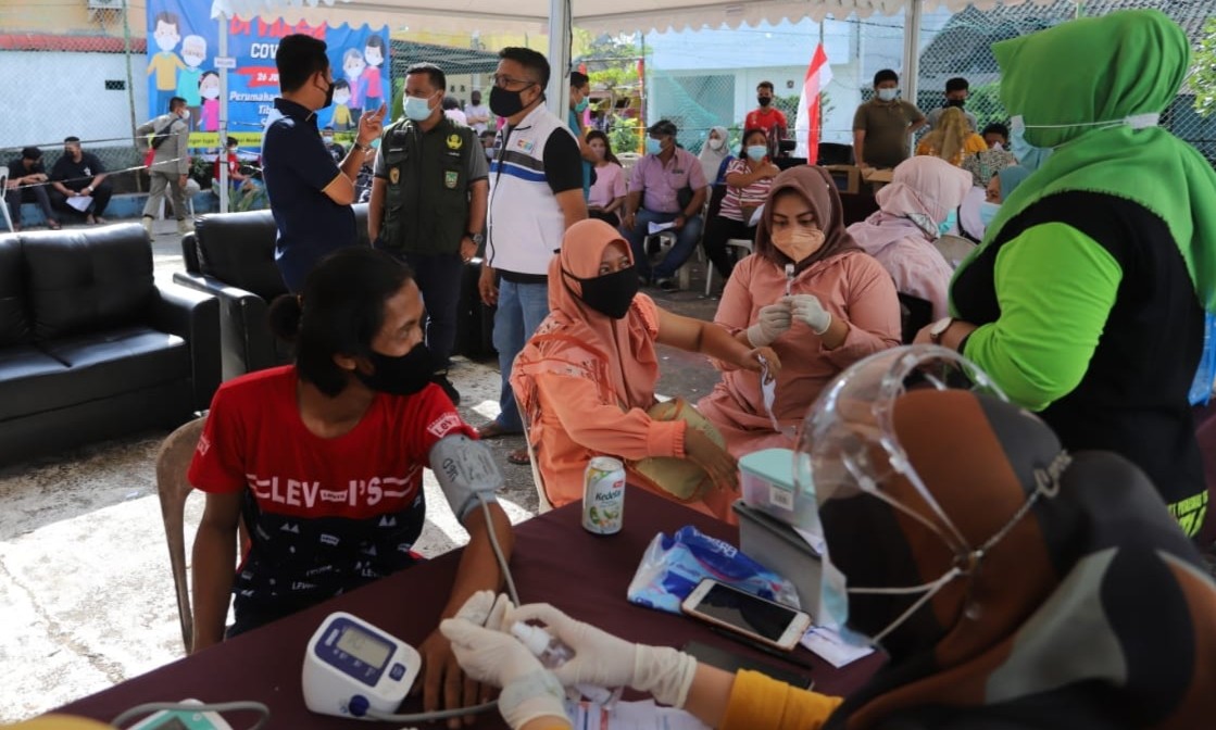 Pekerja Salon dan  Barbershop Batam Divaksin Covid-19