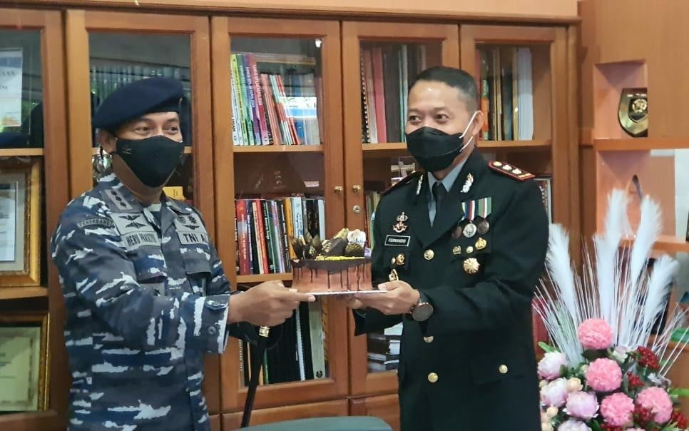 HUT Bhayangkara, Komandan Bersama Prajurit Lanudal Berikan Kejutan ke Kapolres Tanjungpinang