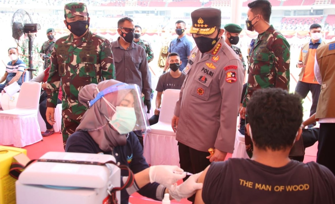 Panglima TNI dan Kapolri Tinjau Vaksinasi Massal di GBK Jakarta, Jenderal Sigit: 320 Petugas Vaksinator dari TNI-Polri Diterjunkan