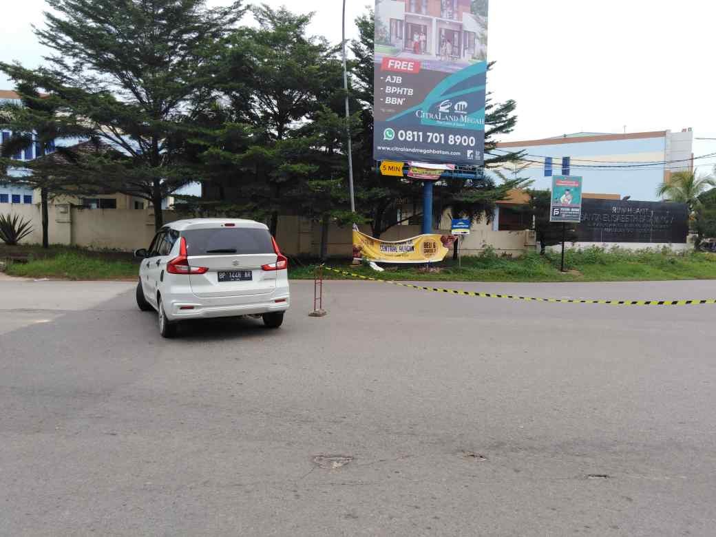 Penyekatan Jalan di Depan RS Elizabeth Batam Kota Dikeluhkan Keluarga Pasien