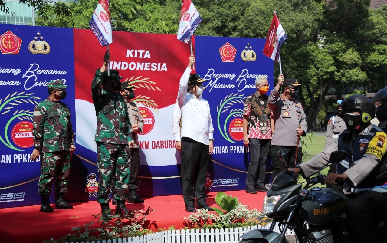 TNI-Polri Distribusikan 30.000 Paket Sembako untuk Warga