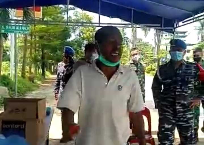 Seorang Warga Mengamuk di Posko PPKM Darurat Batam Simpang Nantongga