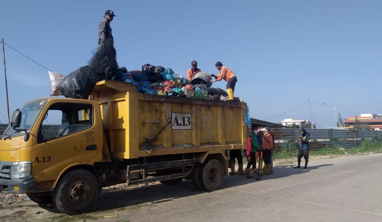 Petugas Langsung Bersihkan Sampah Berserakan di Bengkong