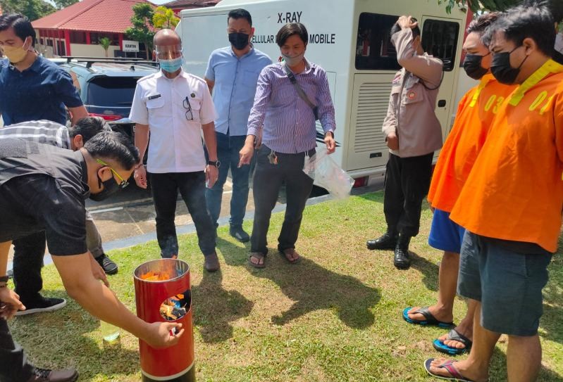 Polisi Bakar Sekilo Lebih Ganja Kering