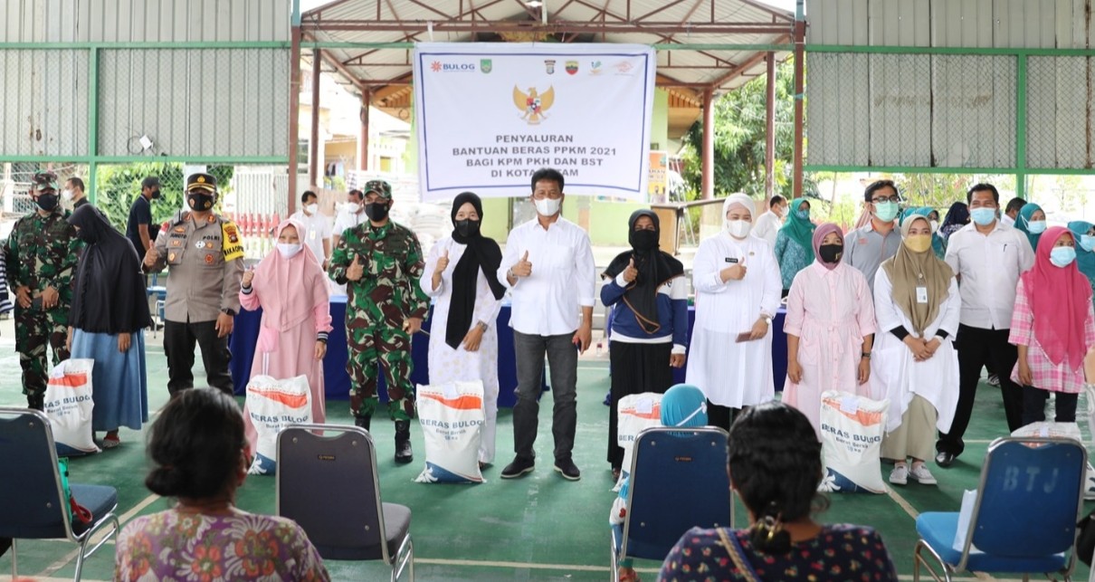 Wali Kota Batam Salurkan Bantuan Beras PPKM di Batuaji dan Nongsa