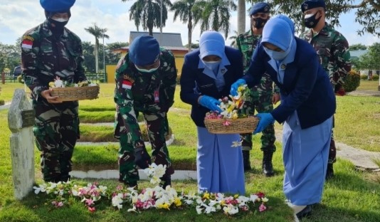 Hari Bakti ke-74, TNI AU Lanud Hang Nadim dan PIA Ardhya Garini Ziarah ke Makam Pahlawan