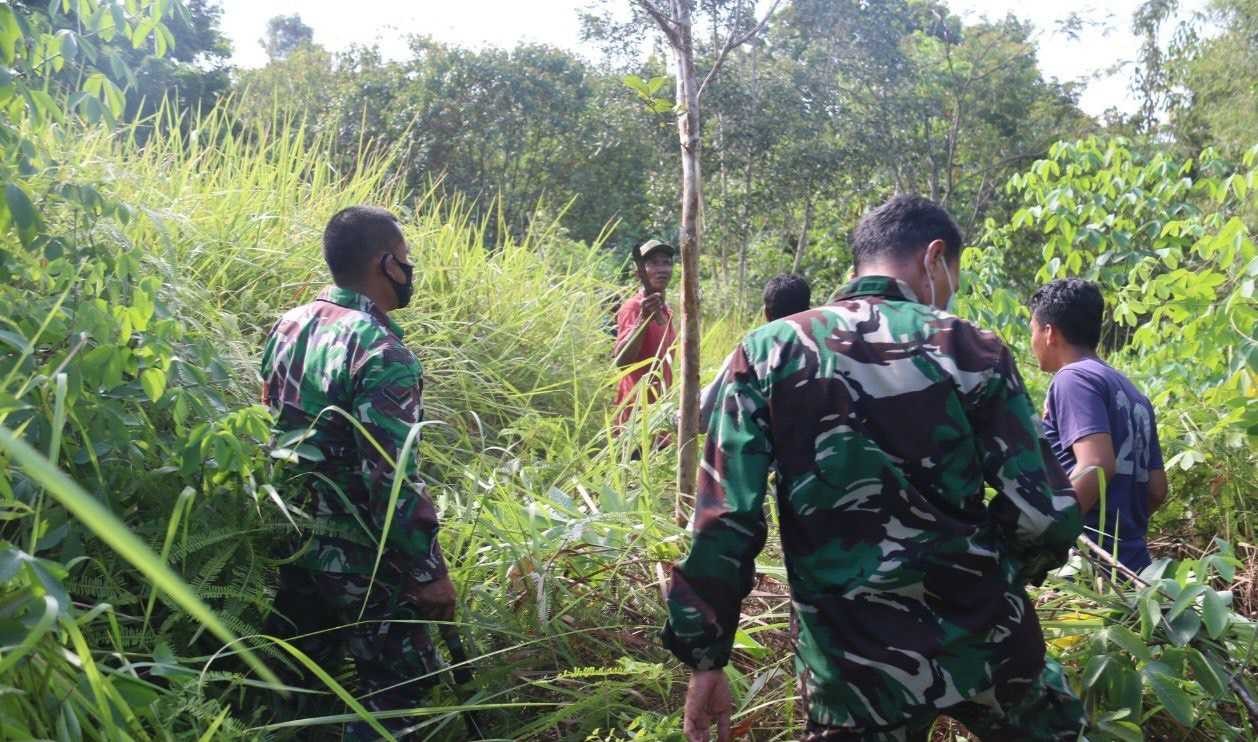 Hari Pertama, Satgas Pra TMMD ke 112 Tahun 2021 Bersama Warga Gotong-royong Bersihkan Akses Jalan
