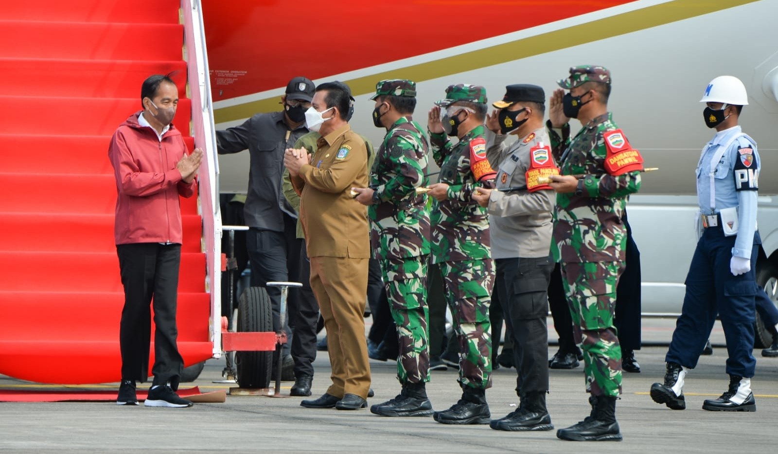 Pangdam I/BB Bersama Danrem 033/WP Sambut dan Dampingi Presiden RI Kunker ke Batam