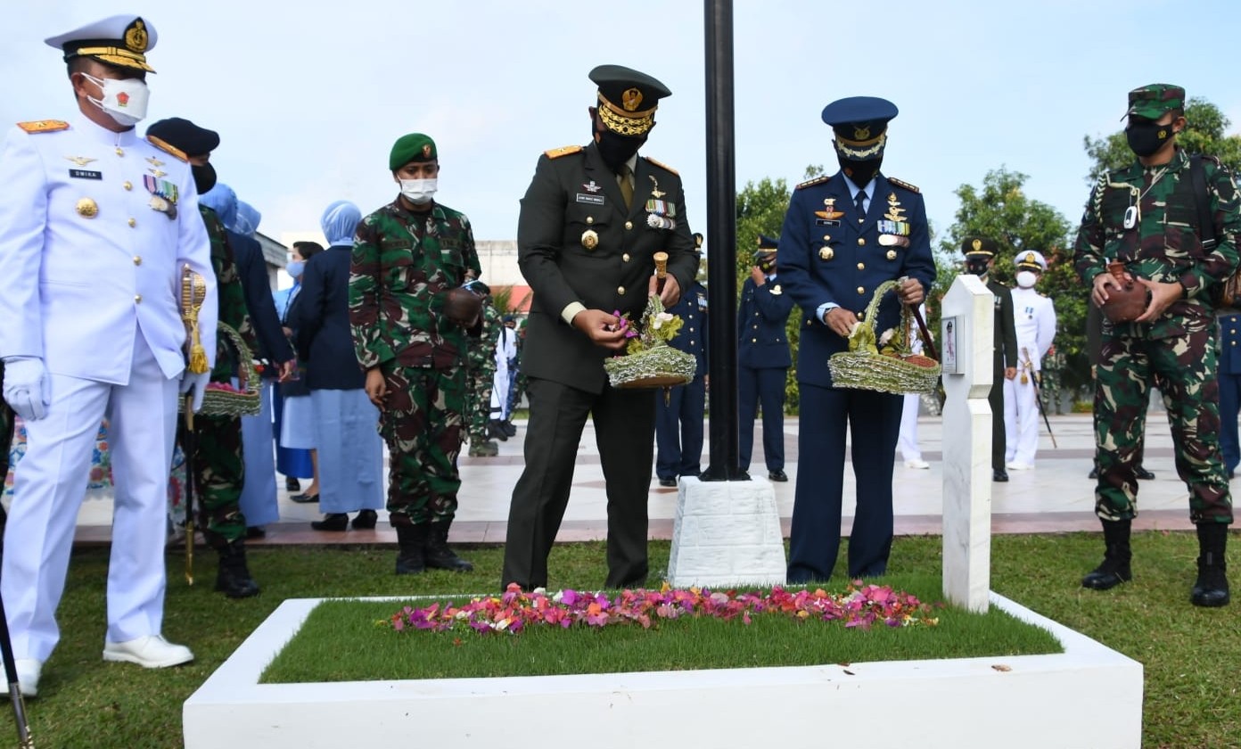 HUT ke-76 TNI, Prajurit Tiga Matra di Tanjungpinang Ziarah ke Taman Makam Pahlawan, Danrem 033/WP: Ajak Teruskan Perjuangan