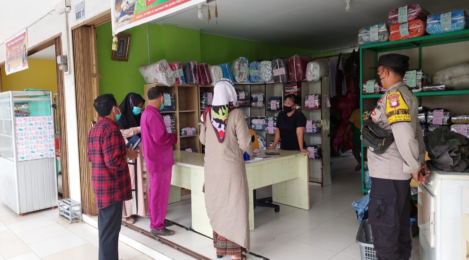 Begini Cara Polsek Lubukbaja Lakukan Pendataan Warganya yang Belum di Vaksinasi Covid-19