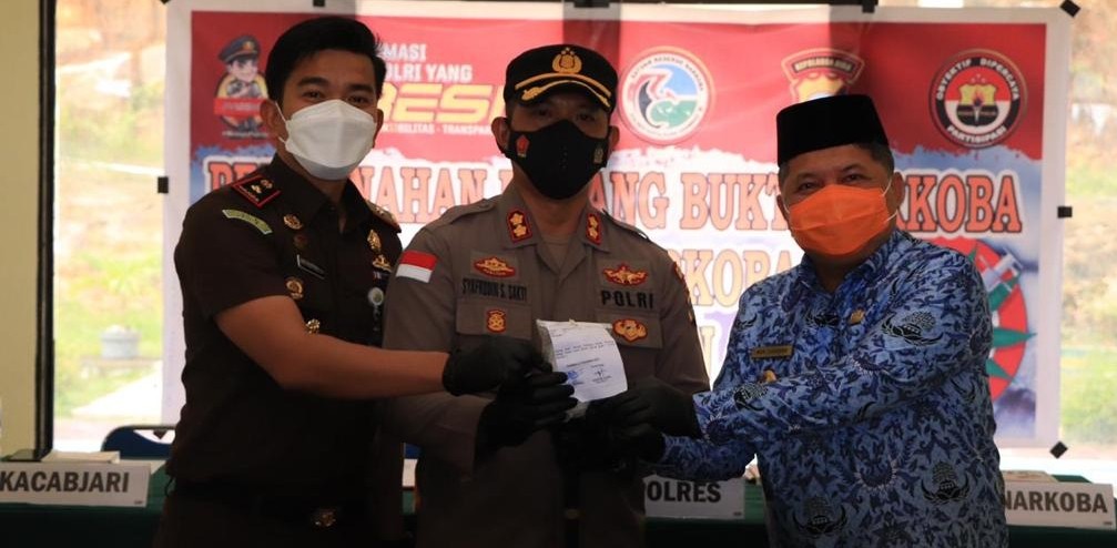 Polisi di Anambas Musnahkan 192,18 Gram Sabu ke Lubang Septic Tank