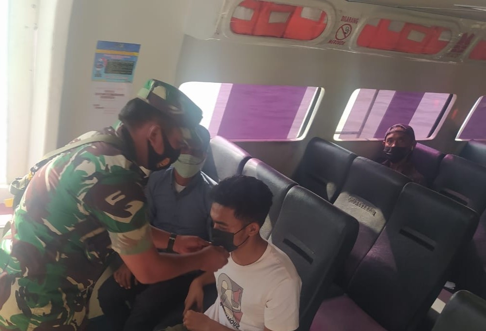 Personel TNI AD di Karimun Jaga Ketat Pelabuhan hingga Bagikan Masker