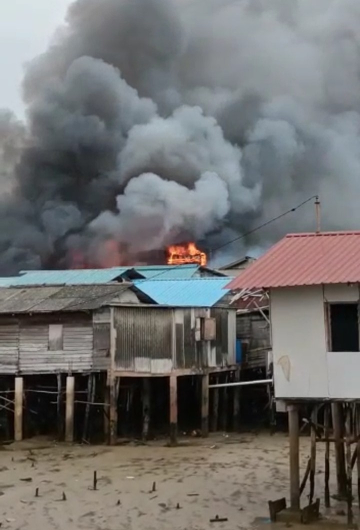 Si Jago Merah Lahap Pemukiman Warga di Batu Merah