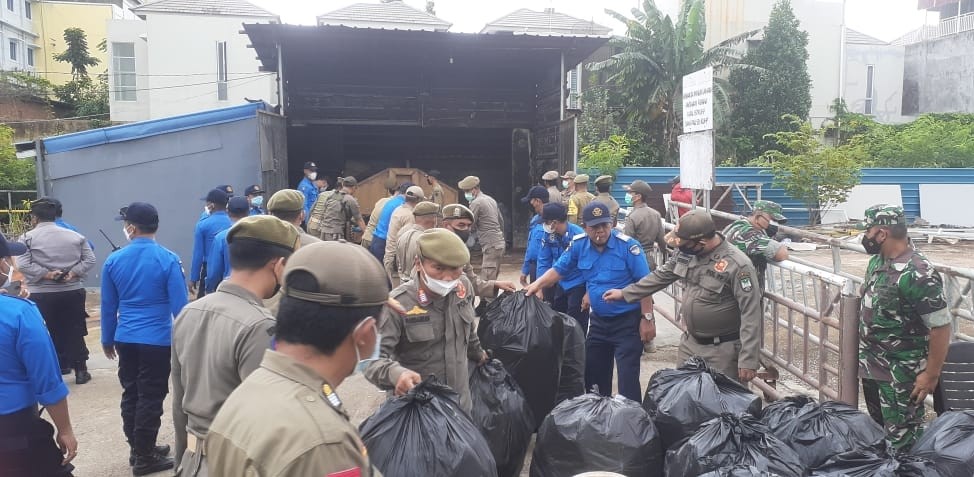 Sudah Tidak Berizin, Tim Gabungan Terpadu Bongkar Bangunan Liar di Batam Center