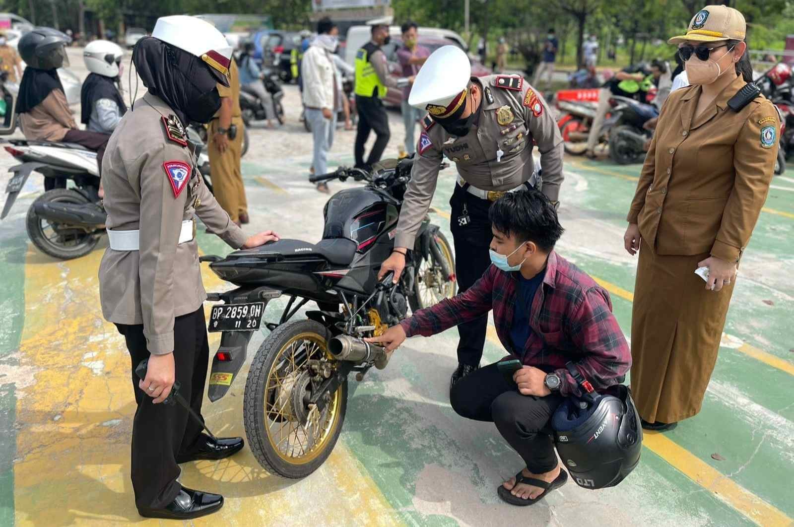 Puluhan Pelanggar Terjaring Razia Knalpot Brong, Kendaraan Odol dan Pajak di Depan Mapolresta Barelang
