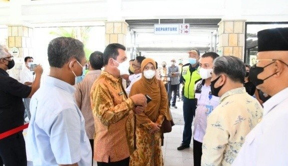 Gubernur Kepri Sambut 28 Turis Perdana dari Singapura