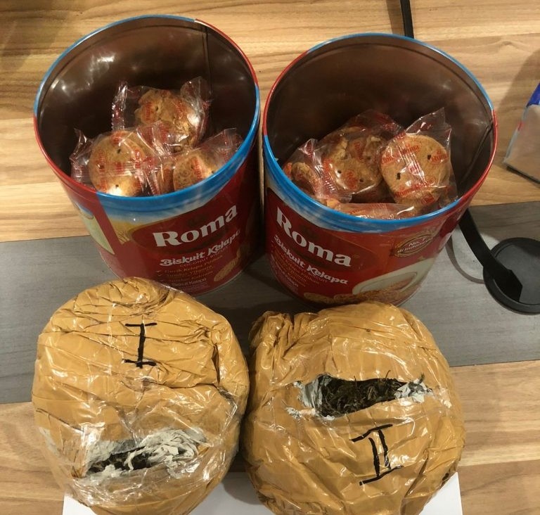 Ada Ganja Dalam Kemasan Kaleng Biskuit Makanan Kiriman dari Aceh