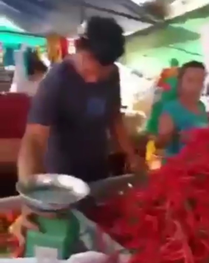 Seorang Ibu-ibu Mengamuk ke Pedagang Pasar Toss 3000 Jodoh karena Dicurangi Timbangannya