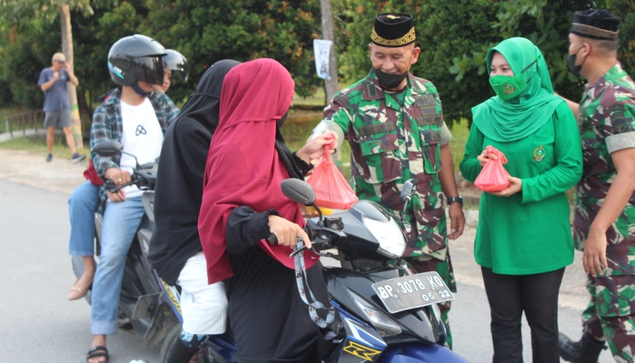 Kodim TBK dan Ibu Persit Bagikan Ratusan Takjil Buka Puasa