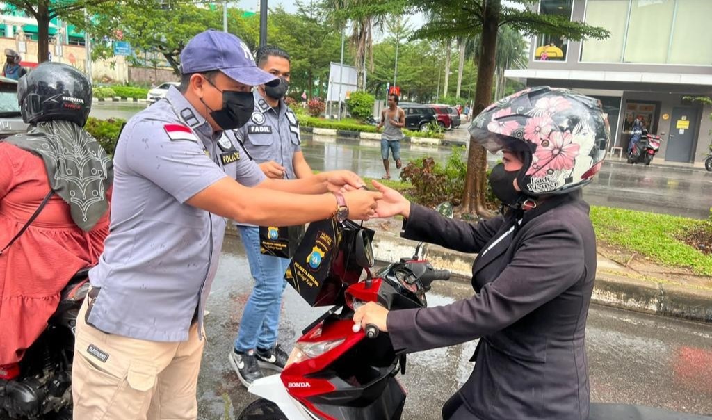 Satresnarkoba Polresta Barelang Turun ke Jalan Bagi-bagi Takjil Gratis ke Warga Batam