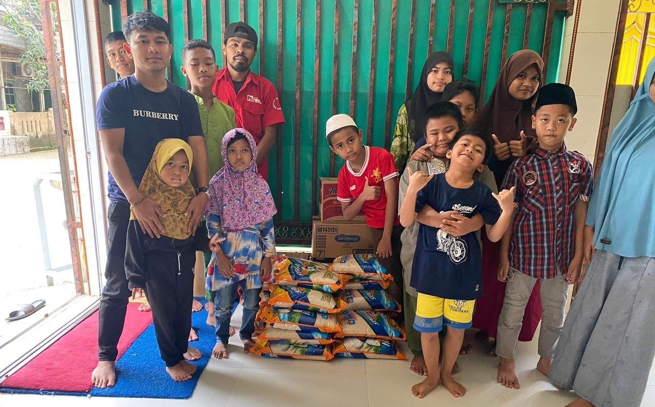 PS Store Batam Bagikan Ribuan Takjil Gratis dan Sembako