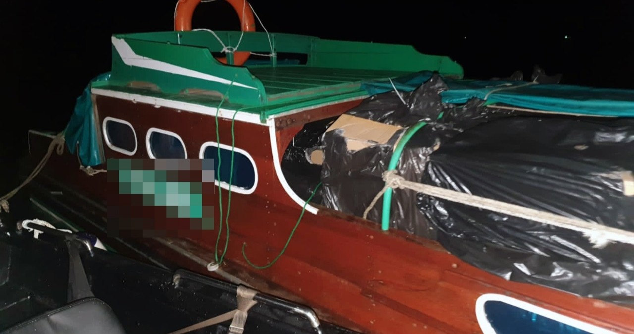 Kapal Cepat Diamankan Bea dan Cukai Batam di Perairan Kepala Riau, Isinya Ratusan Ribu Rokok Ilegal dan Mikol
