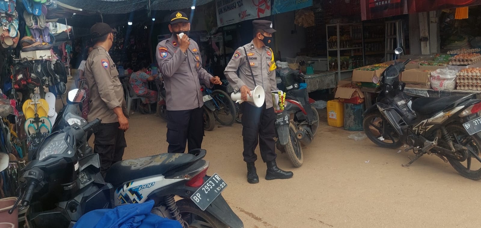 Sambangi Pusat Keramaian di Wilayahnya, Polsek Batuampar Beri Imbauan Kamtibmas dan Prokes kepada Warga