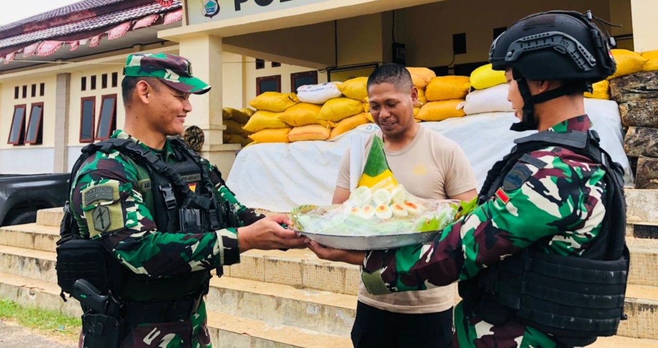 Dansatgas Pamtas Yonif 136 Tuah Sakti Beri Kejutan Nasi Tumpeng ke Kapolres Maybrat di Momentum HUT ke-76 Bhayangkara