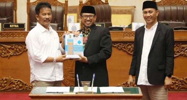 Paripurna di DPRD Batam, Rudi Paparkan dan Serahkan KUA-PPAS 2023