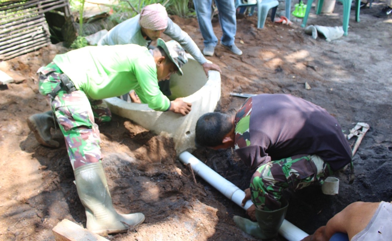 Satgas TMMD ke-114 Kodim 0317 TBK Bantu Warga buat Jamban