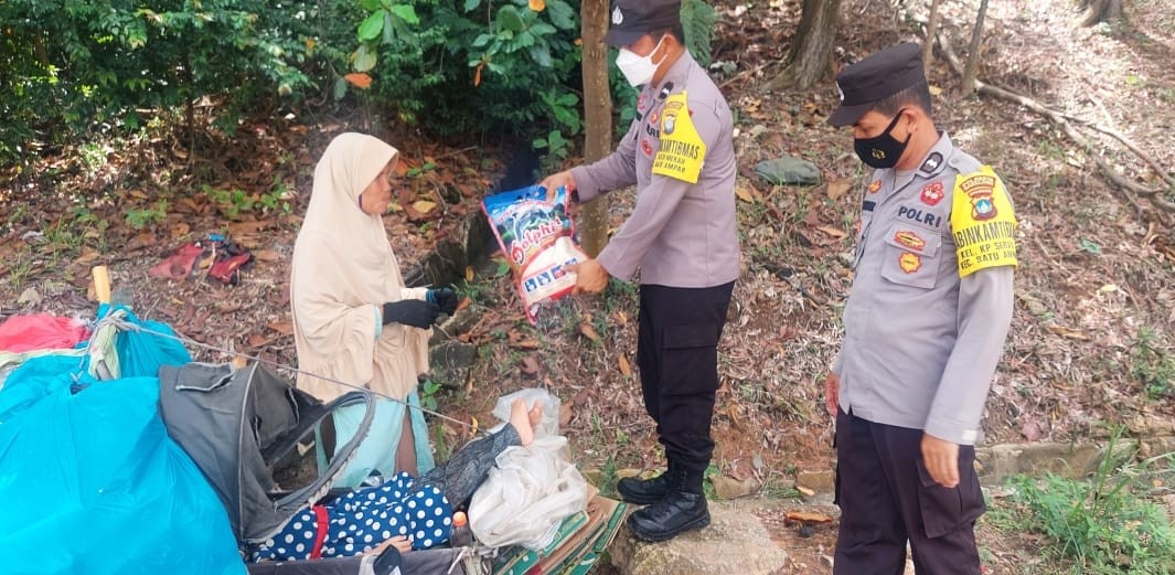 Polsek Batuampar Salurkan Beras ke Warga Kurang Mampu