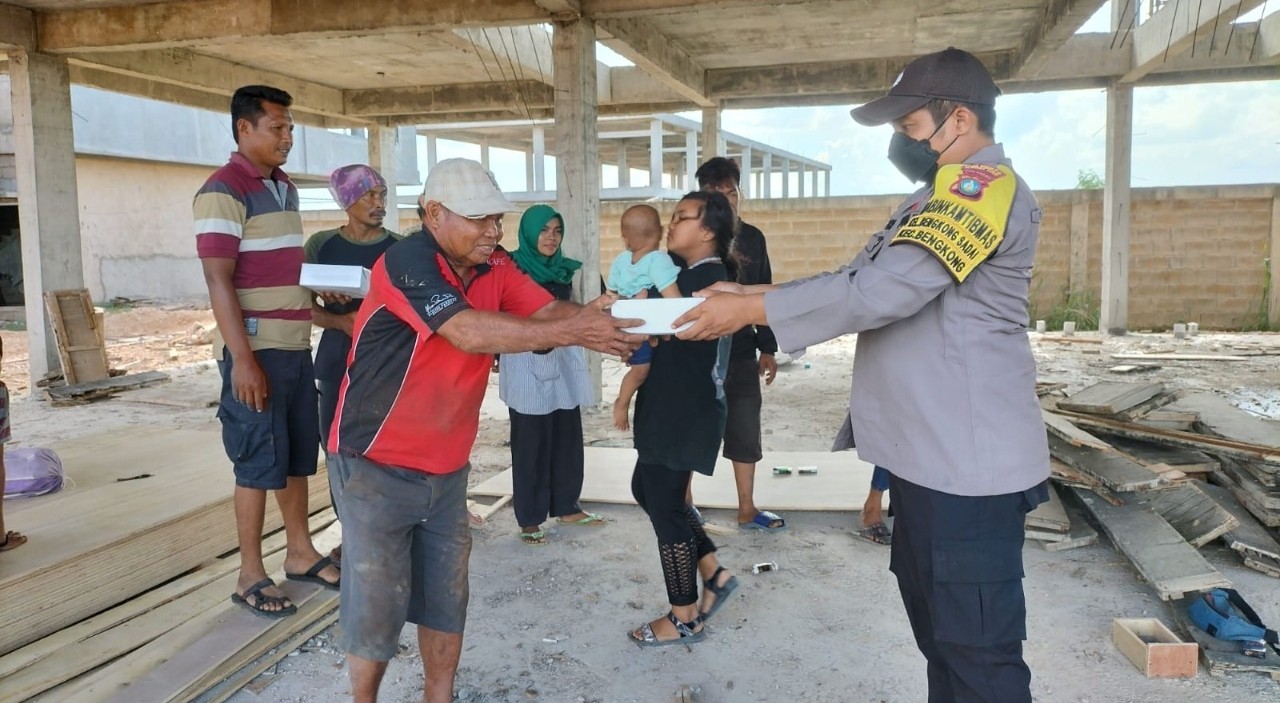 Semoga Bisa Bermanfaat Untuk Warga, Polsek Bengkong Bagi-Bagi Nasi Kotak