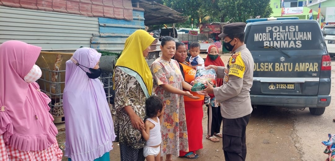 Polsek Batuampar Imbau Masyarakat Jaga Protokol Kesehatan Sambil Bagi Beras