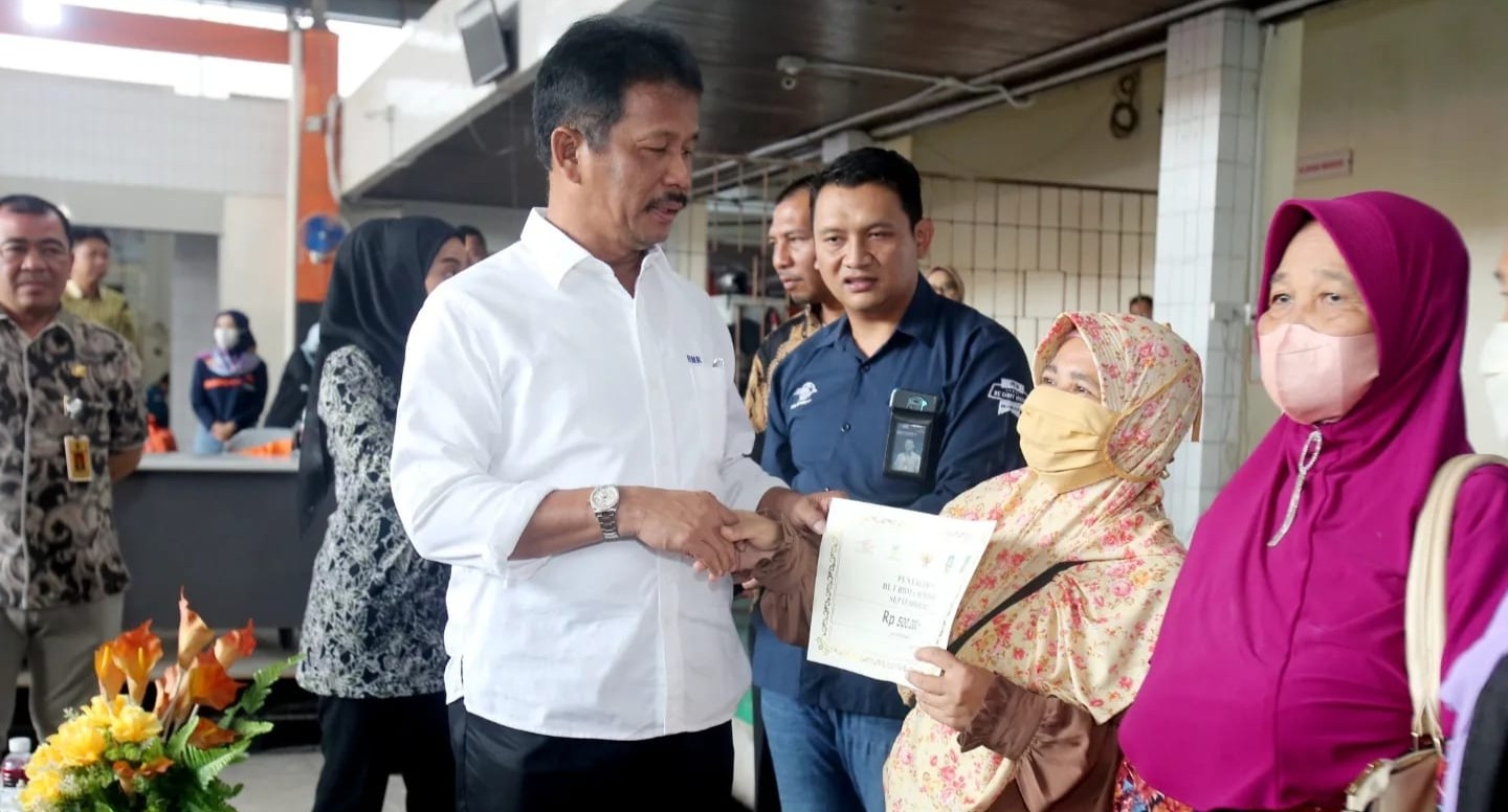 Salurkan BLT BBM dan Sembako di Kota Batam, Rudi Minta Data Penerima Dibuka