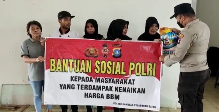 Polisi di Kawasan Pelabuhan Batam Bergerak Bantu Warga, Salurkan Puluhan Paket Beras Sambil Beri Imbauan