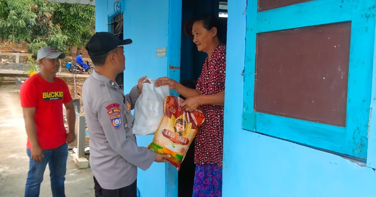 Bantuan Sembako Polsek Bulang Jangkau Warga di Pulau Penyangga