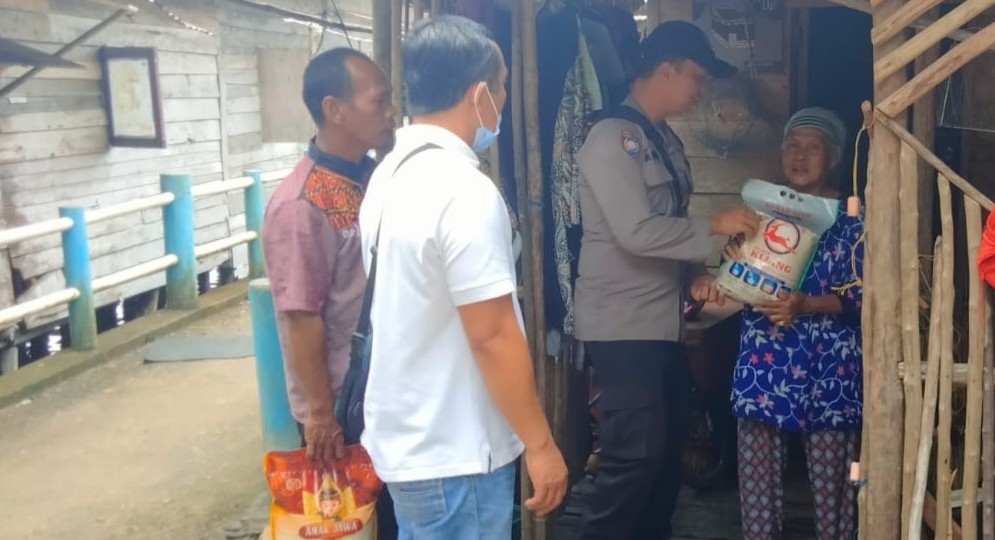 Bakti Sosial Polsek Bulang, Bagikan Sembako untuk Warga di Kelurahan Pulau Mangkadah