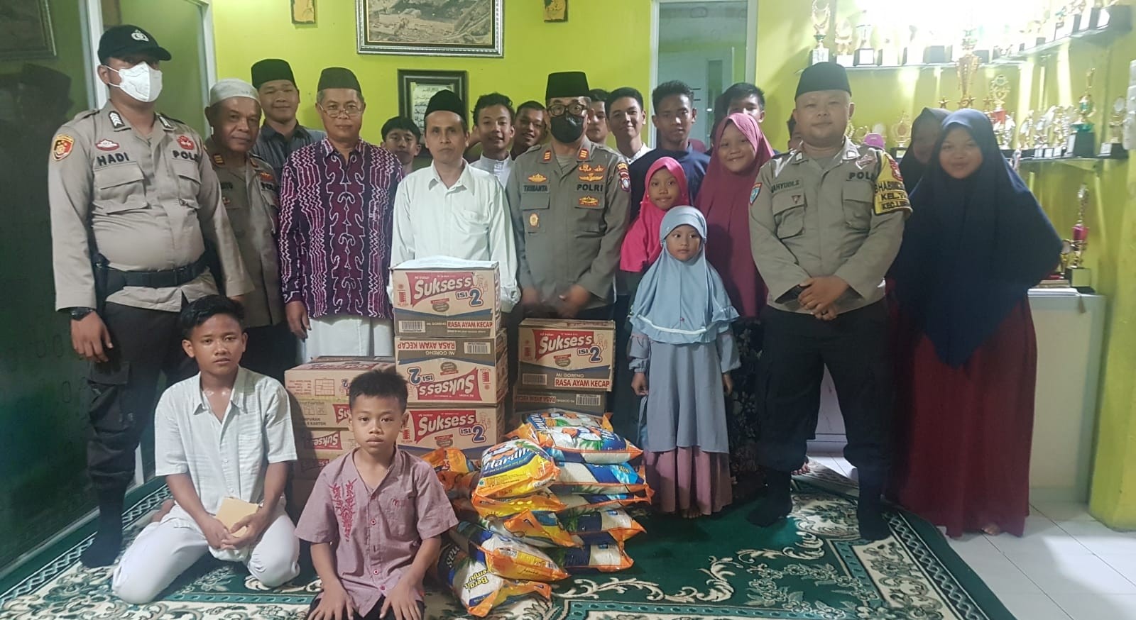 Anak-anak Panti Asuhan Mahabbatul Haq Dapat Paket Sembako dari Polsek Lubukbaja