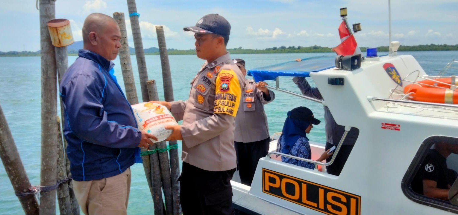 Bantuan Beras Langsung Diserahkan ke Rumah Warga