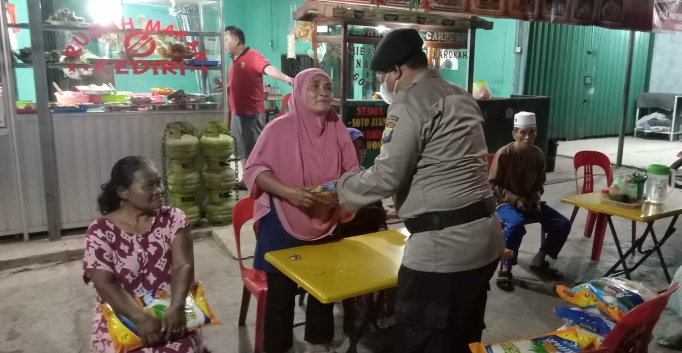 Ketika Polsek Batuampar Bantu Warga Tak Mampu dan Lansia