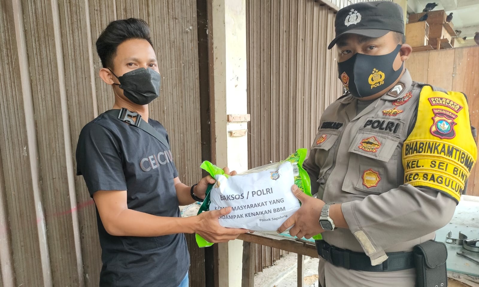 Polsek Sagulung Salurkan Bantuan Beras ke Warga Terdampak dan Tak Mampu