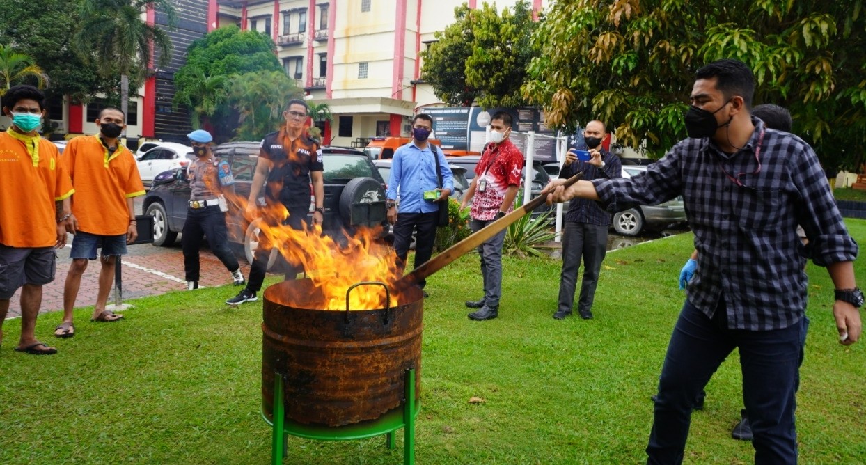 Polda Kepri Bakar Sekilo Lebih Ganja Kering