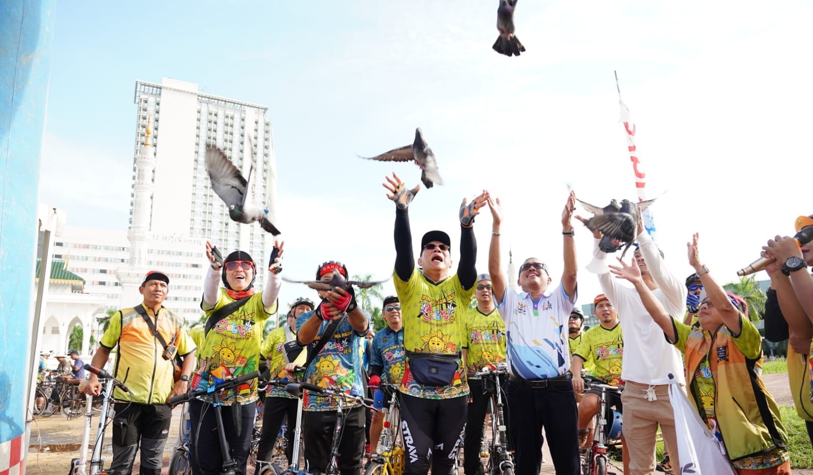 Gathering ke-4, Ratusan Komunitas Gowes Dahon Clasic Tiga Negara Dilepas di Batam
