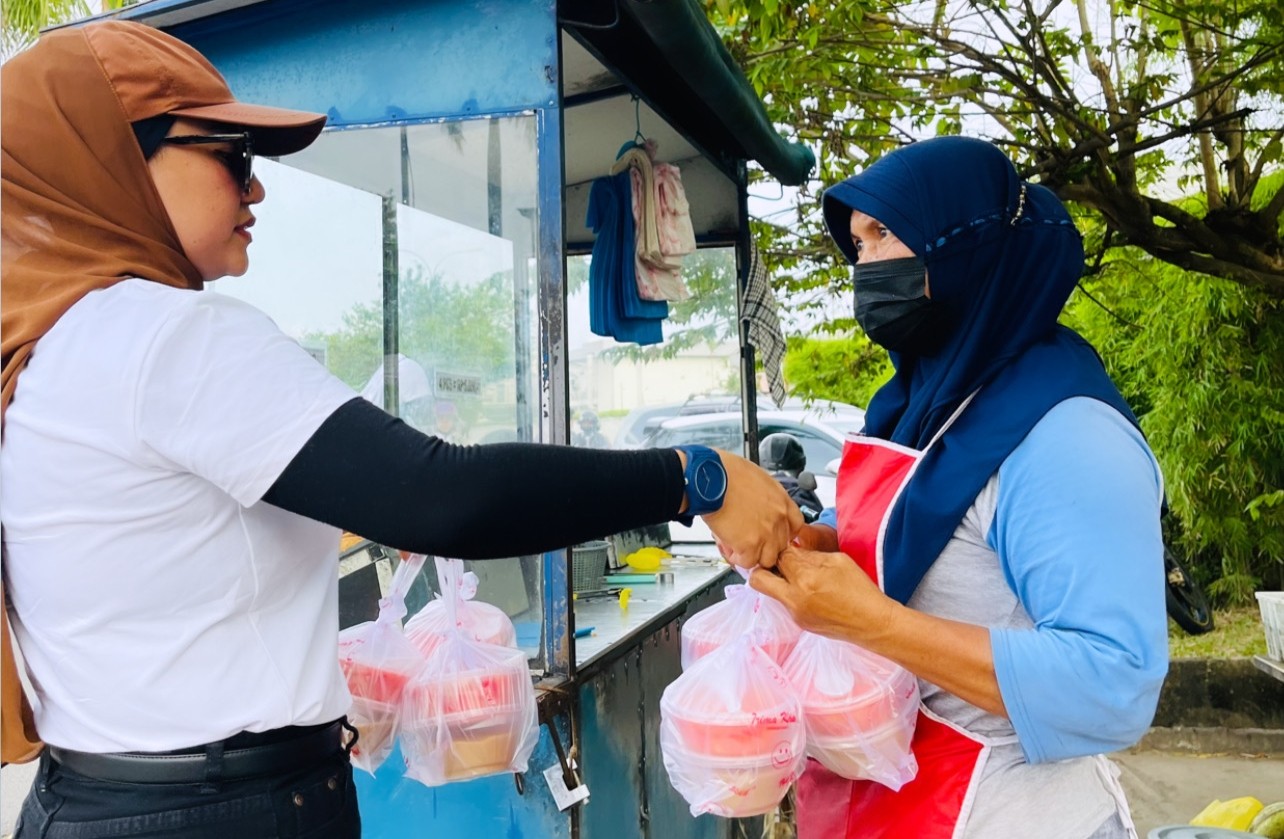 Menghadirkan Senyum dan Kebahagiaan, Tiwi Bagi-bagi Takjil Gratis Diperempatan Lampu Merah di Batam