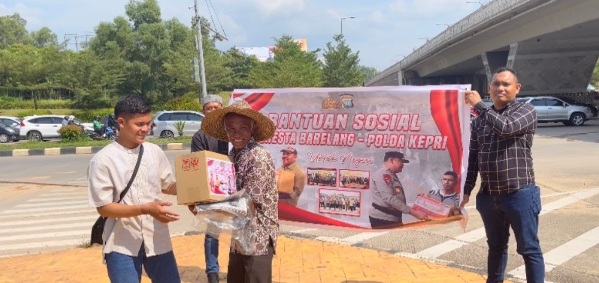 Polisi Gelar Patroli Sambil Beri Bantuan Sembako untuk Kaum Duafa di Batam