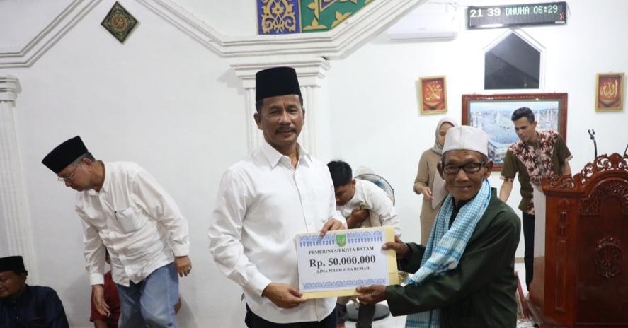Pengembangan Hinterland Jadi Perhatian Serius, Rudi Serahkan Bansos Pembangunan Masjid di Kecamatan Bulang