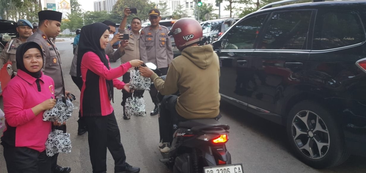 Tebarkan Berkah Ramadan ke Pemulung dan Pengguna Jalan