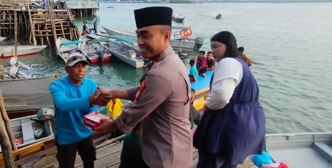 Takjil untuk Para Penambang Boat Pancung dan Masyarakat di Pulau Buluh Bulang