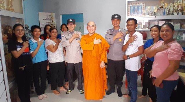 Silaturahmi Minggu Kasih, Polsek Bulang Beri Imbauan Hukum dan Kamtibmas di Vihara Umat Buddha